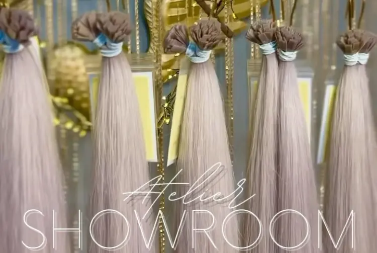 Predaj vlasov – Luxusné blond vlasy pripravené v showroome ateliéru Luxury Human Hair