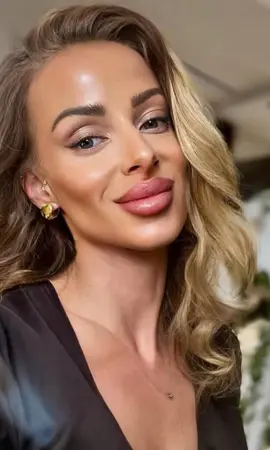 Žena s luxusnými ľudskými vlasmi od Luxury Human Hair – dokonalé riešenie pre predlžovanie vlasov.