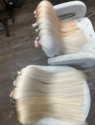 Rôzne odtiene blond vlasov na predaj – kvalitné ľudské vlasy pre luxusné salóny.